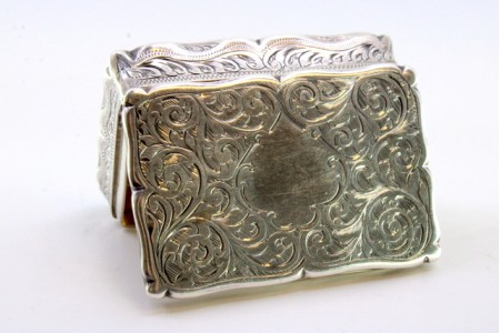  Caixa de rapé em prata guilhochada envolvendo cartela para monograma e interior dourado do período George V.